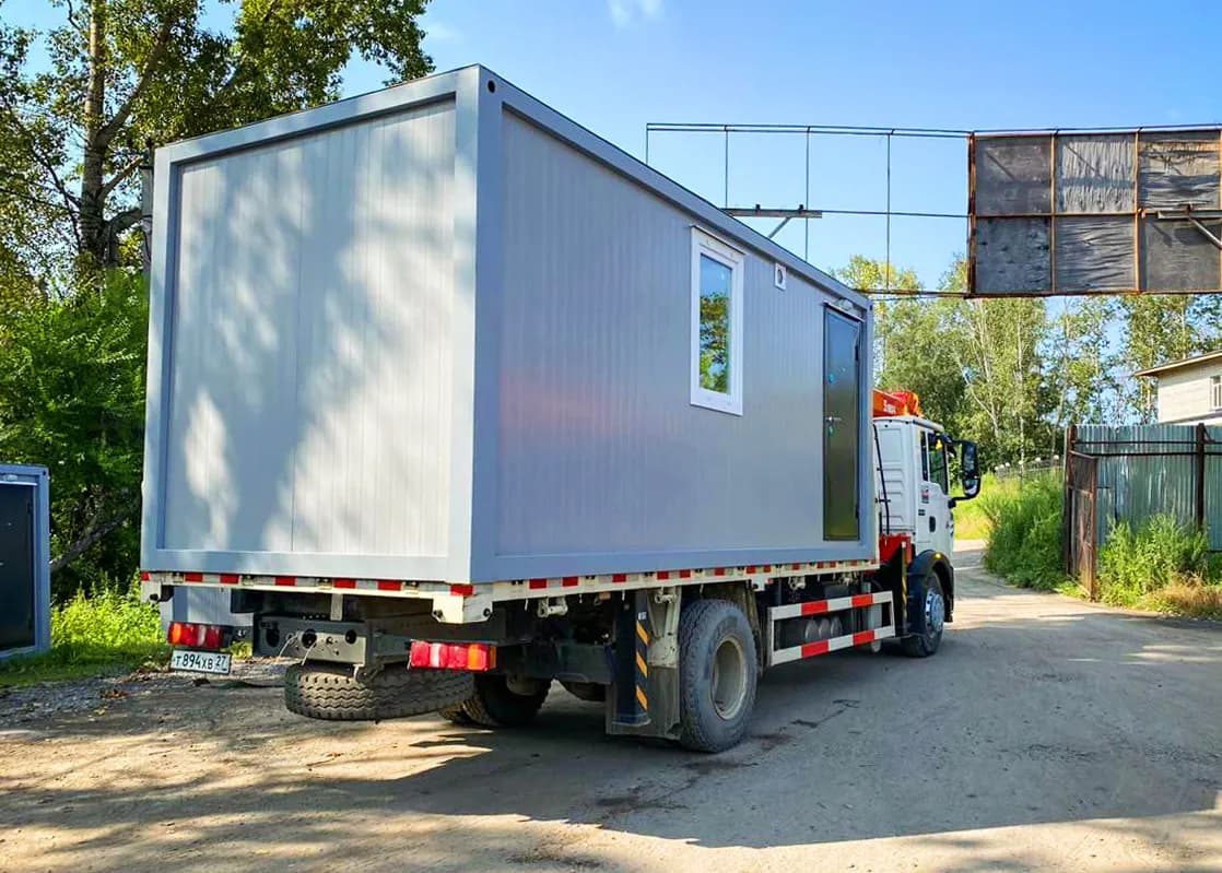 Грузовик с модульными зданиями